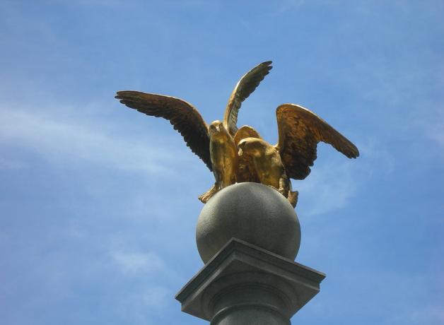 Golden Seagull Monument 